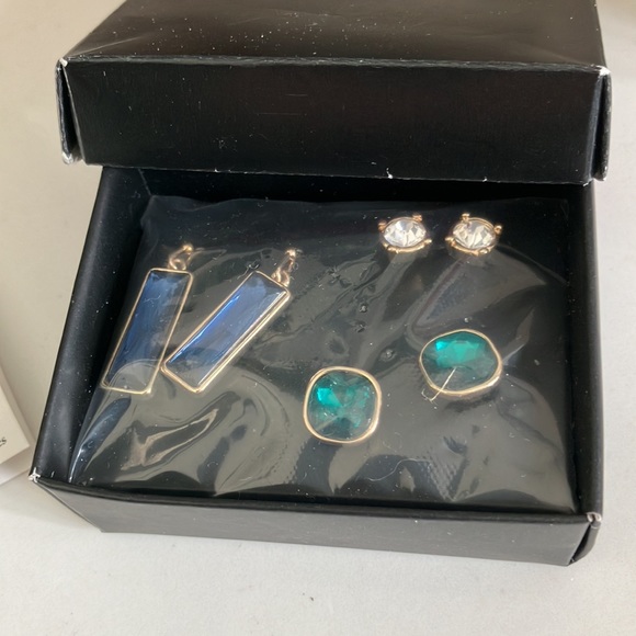 Women’s costume jewelry earrings set - Picture 2 of 3